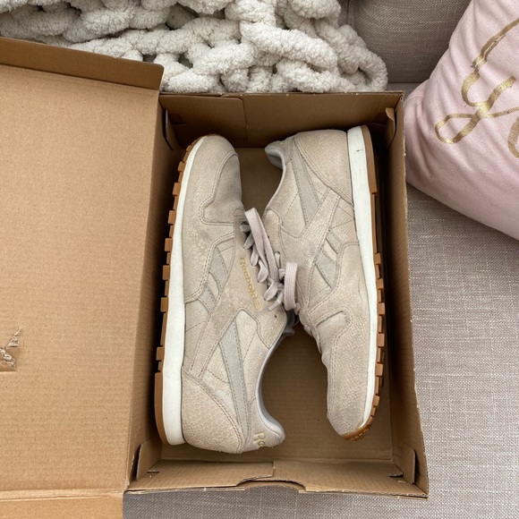 Women’s Reebok Classics - Picture 2 of 6